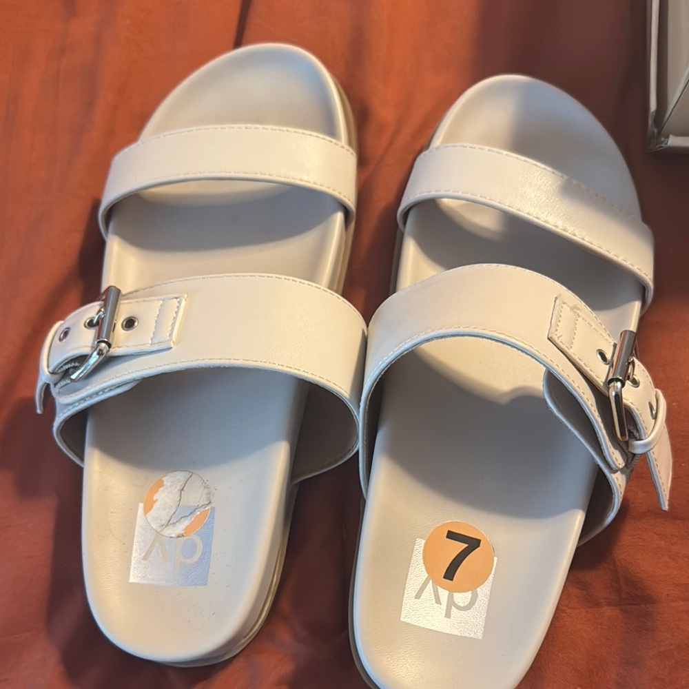 NWOT DV Sandals